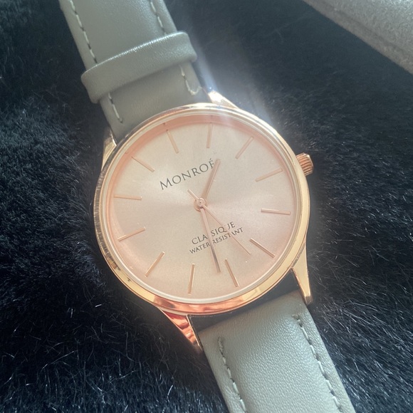 Ladies Watch. Grey colour band and rose coloured watch face - Picture 2 of 3